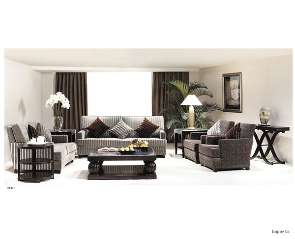 这位在行业风口上持续发力的设计师,见证了中国高端酒店格局的快速演变。疫情使我与他只能通过线上交流;这位外型酷似好莱坞明星的设计师,逐渐成了我们讨论的核心人物。他戴着标志性的墨镜,坐在香港工作室、周围绿植繁盛、墙上挂满自然风光,这样的场景正是他偏爱的工作氛围。早年他在加州生活时就偏好植物环绕的院子,这种自然气质也渗透到他的设计语言中。 这位在行业风口上持续发力的设计师,见证了中国高端酒店格局的快速演变。疫情使我与他只能通过线上交流;这位外型酷似好莱坞明星的设计师,逐渐成了我们讨论的核心人物。他戴着标志性的墨镜,坐在香港工作室、周围绿植繁盛、墙上挂满自然风光,这样的场景正是他偏爱的工作氛围。早年他在加州生活时就偏好植物环绕的院子,这种自然气质也渗透到他的设计语言中。