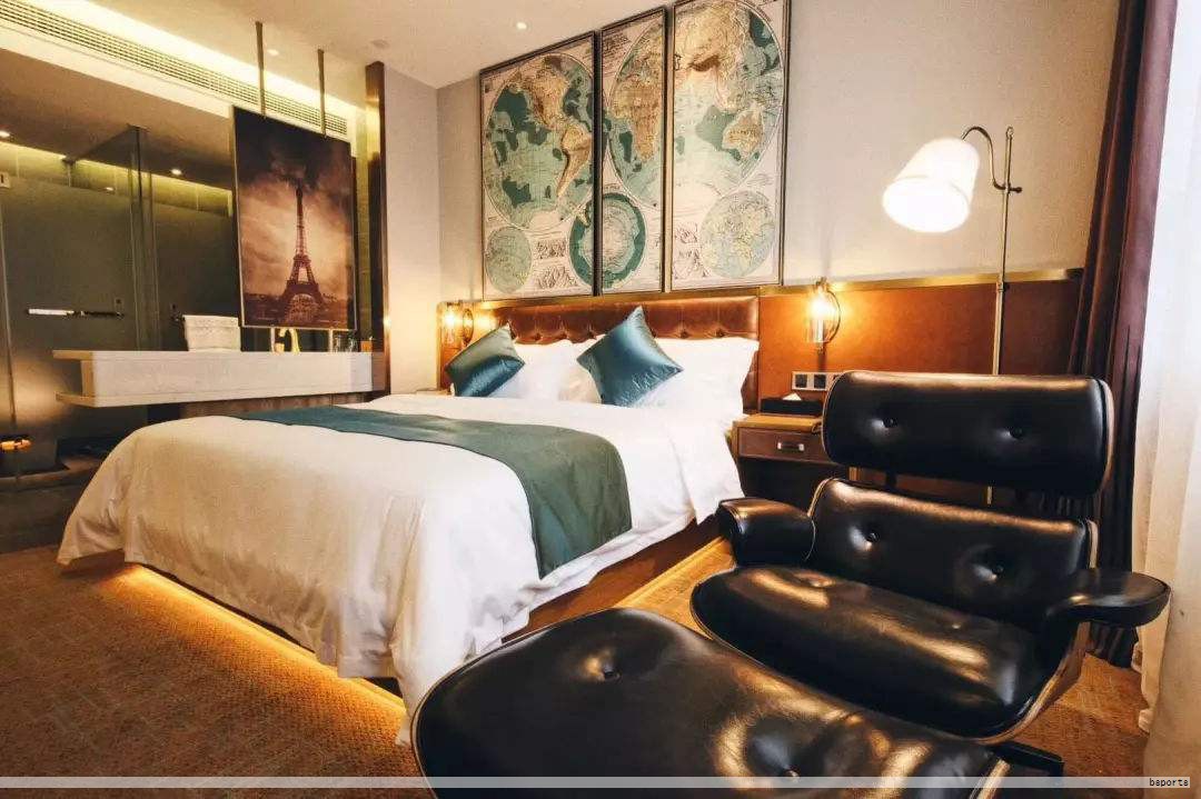 在激烈竞争的酒店行业中，卓越的顾客体验是核心竞争力。餐桌椅作为就餐区的关键组成，设计、材质与布局直接影响顾客的用餐感受与酒店的整体口碑，因此，精心甄选适合的餐桌椅对于营造温馨舒适的用餐环境、提升顾客满意度具有重要作用。