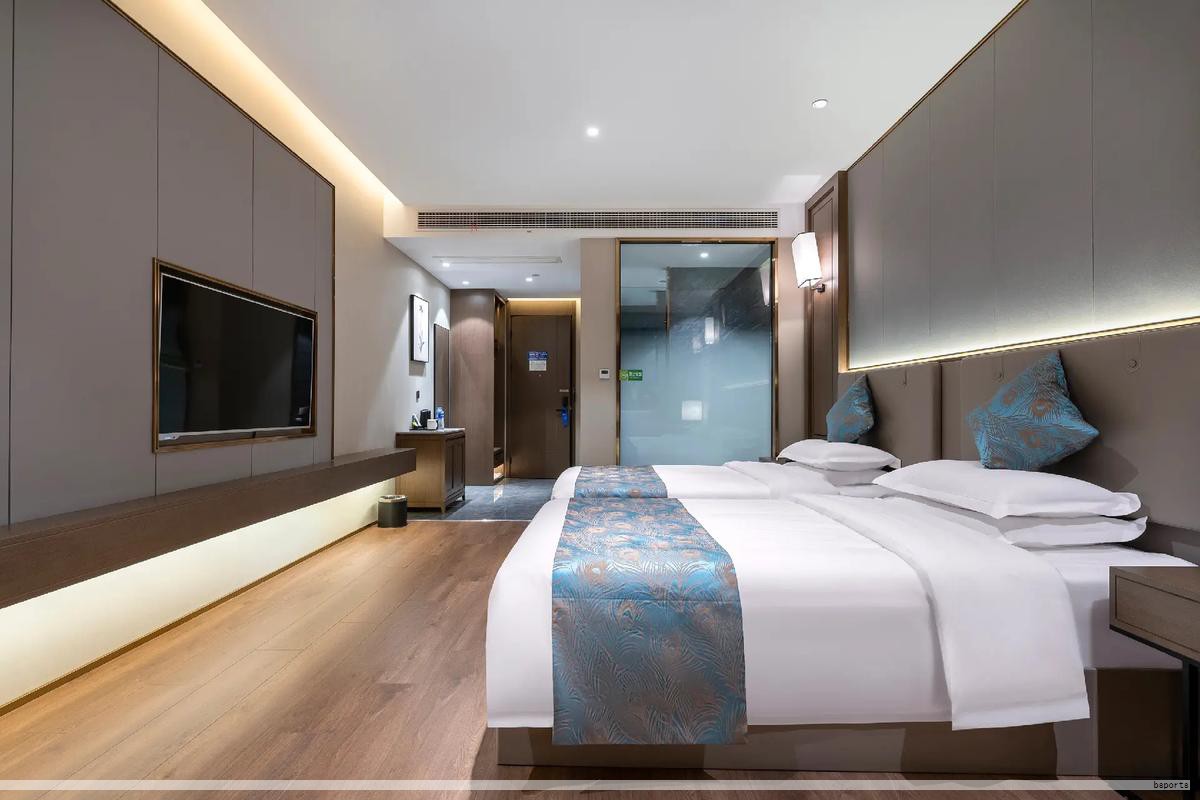 酒店大堂家具定制是打造专属空间形象、提升首访体验的关键环节。高质量的定制不仅要契合酒店定位与风格，还要带给客人舒适与专业的感受。但在实际采购中，若缺乏经验，容易陷入误区，导致成品不尽人意，增加成本且影响大堂整体效果。