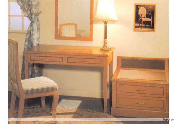 在当下的旅居需求逐渐从“功能性住宿”转向“体验式生活”的趋势中，地中海风格凭借蓝白的浪漫、自然元素的鲜活与空间的轻松治愈气质，成为许多旅者的心头之选。要把这种风格从纸面落地为可感知的场景，酒店客房家具的选型与搭配显得尤为关键——它不仅构成空间的功能框架，更承载风格叙事的表达。弧度柔和的床架、棉麻质感的沙发、带有天然纹理的边柜，每一件家具都在静默传递地中海的阳光与海风。如何通过精准的家具搭配，营造出浪漫自然的旅居氛围？可以从以下几个维度深入探讨。