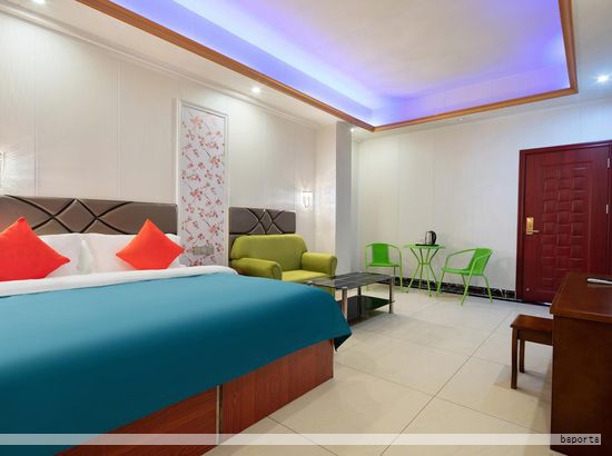 在竞争日益激烈的酒店行业，客房家具不仅决定住客的舒适度，也直接影响空间利用率与运营成本。通过标准化与组合化的模块化设计，酒店可以快速实现对不同房型的适配，提升运营效率与住客体验，成为提升竞争力的关键路径。