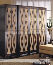 斯德哥尔м港口的瑞典首都坐落在多座岛屿之间，70多座桥梁把它们连成一体，因此被称作北方的威尼斯。作为游轮的终点，我们在这里停留了几日，感受这座城市的历史厚重与现代活力并存。