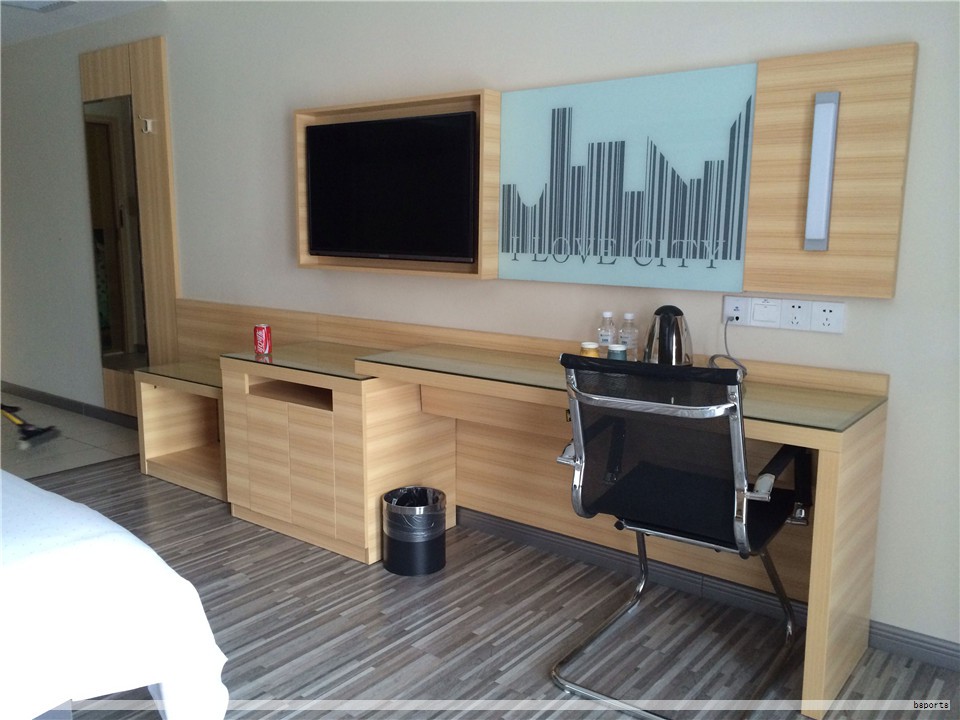 酒店家具设计追求格调与气质的统一,将气质融入日常生活,以格调渲染空间。以蓝色为主调的方案,低调而稳重的蓝色凸显大气质感,作为空间主题色,提升质感与视觉冲击,呈现现代时尚中的低调奢华与内涵。 酒店家具设计追求格调与气质的统一,将气质融入日常生活,以格调渲染空间。以蓝色为主调的方案,低调而稳重的蓝色凸显大气质感,作为空间主题色,提升质感与视觉冲击,呈现现代时尚中的低调奢华与内涵。