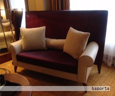 现代简约风格酒店大堂以简洁流畅的线条和中性色调为主,家具多采用金属、玻璃或浅色木材材质,辅以皮质或布艺软包座椅。一个常见布局是长方形接待台,尺寸如180厘米长、80厘米宽、75厘米高,搭配六把带金属腿的浅灰色布艺座椅,营造干净利落的工作与会谈空间。此风格适合注重效率与现代感的商务酒店。 现代简约风格酒店大堂以简洁流畅的线条和中性色调为主,家具多采用金属、玻璃或浅色木材材质,辅以皮质或布艺软包座椅。一个常见布局是长方形接待台,尺寸如180厘米长、80厘米宽、75厘米高,搭配六把带金属腿的浅灰色布艺座椅,营造干净利落的工作与会谈空间。此风格适合注重效率与现代感的商务酒店。