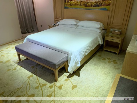 酒店家具是酒店工程设计中的关键配套,需要与室内环境、功能需求和风格定位相协同。不同星级的定位会影响风格走向、用材选择与细节处理,进而影响整体视觉与使用体验。酒店家具通常按功能区域划分,包含客房、客厅、餐厅、公共空间和会议区域等;其配套家具也覆盖客房、餐厅、公共空间和会议区域等。客房家具按标准间、套房与总统套房等等级划分,本文聚焦客房家具的核心组成与应用要点。 酒店家具是酒店工程设计中的关键配套,需要与室内环境、功能需求和风格定位相协同。不同星级的定位会影响风格走向、用材选择与细节处理,进而影响整体视觉与使用体验。酒店家具通常按功能区域划分,包含客房、客厅、餐厅、公共空间和会议区域等;其配套家具也覆盖客房、餐厅、公共空间和会议区域等。客房家具按标准间、套房与总统套房等等级划分,本文聚焦客房家具的核心组成与应用要点。