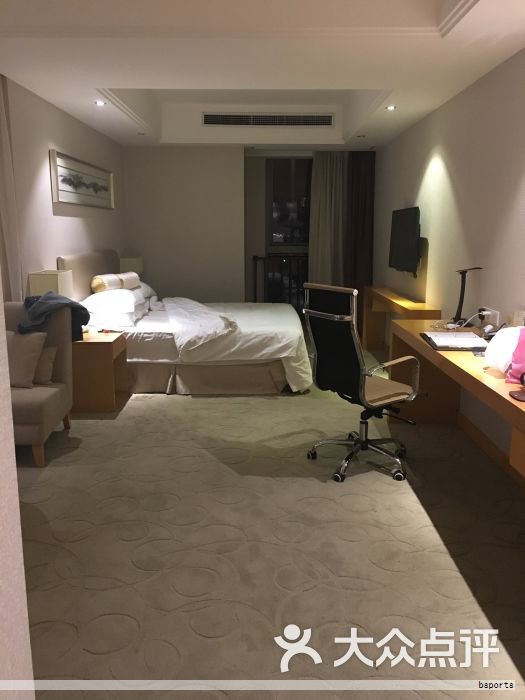 在对来宾酒店软装设计的探讨中，我们关注的不仅是美感本身，更是如何通过细节传递格调、温度与故事。酒店软装作为宾客体验的重要组成，承载情感交流与文化呈现。下面以一个以创意设计为核心的来宾酒店为例，解析其如何通过软装让入住旅客感受到独特氛围与品味。