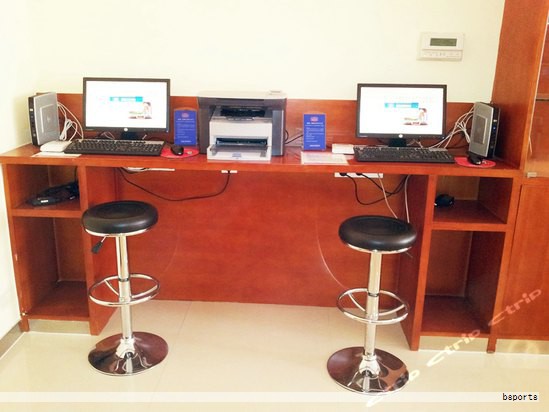 在夜幕逐渐降临的巴南区,新锐酒店以极简主义回应旅途的疲惫:不是冰冷的留白,而是将山城风貌与当代美学相互呼应的减法之美,带来一种全新的栖居体验。 在夜幕逐渐降临的巴南区,新锐酒店以极简主义回应旅途的疲惫:不是冰冷的留白,而是将山城风貌与当代美学相互呼应的减法之美,带来一种全新的栖居体验。