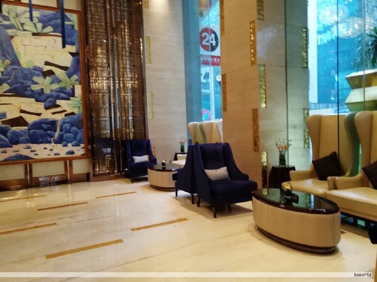 美居酒店的家具设计以功能性与艺术性的和谐统一为核心,强调在日常使用中带来舒适体验,并通过精细的工艺展示对细节的专注。无论走现代简约还是经典复古路线,这一品牌的家具都在统一的审美标准下呈现多样化的风格表达,塑造出独特的空间气质。 美居酒店的家具设计以功能性与艺术性的和谐统一为核心,强调在日常使用中带来舒适体验,并通过精细的工艺展示对细节的专注。无论走现代简约还是经典复古路线,这一品牌的家具都在统一的审美标准下呈现多样化的风格表达,塑造出独特的空间气质。