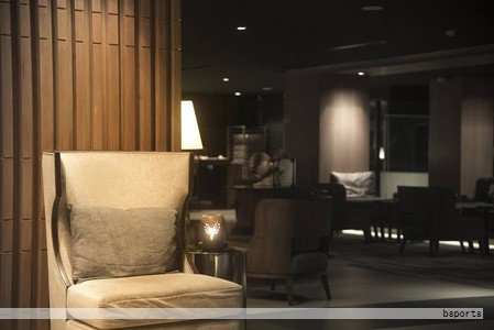 重庆恩斯威家具有限公司是一家集研发、设计、生产与销售为一体的商用家具企业,位于山城重庆,拥有完善的生产体系和先进设备。公司设有沙发、茶几、雕刻、配件、实木门及包厢门等专业车间,专注于为会所、酒店、别墅等场景提供定制化家具解决方案。 重庆恩斯威家具有限公司是一家集研发、设计、生产与销售为一体的商用家具企业,位于山城重庆,拥有完善的生产体系和先进设备。公司设有沙发、茶几、雕刻、配件、实木门及包厢门等专业车间,专注于为会所、酒店、别墅等场景提供定制化家具解决方案。