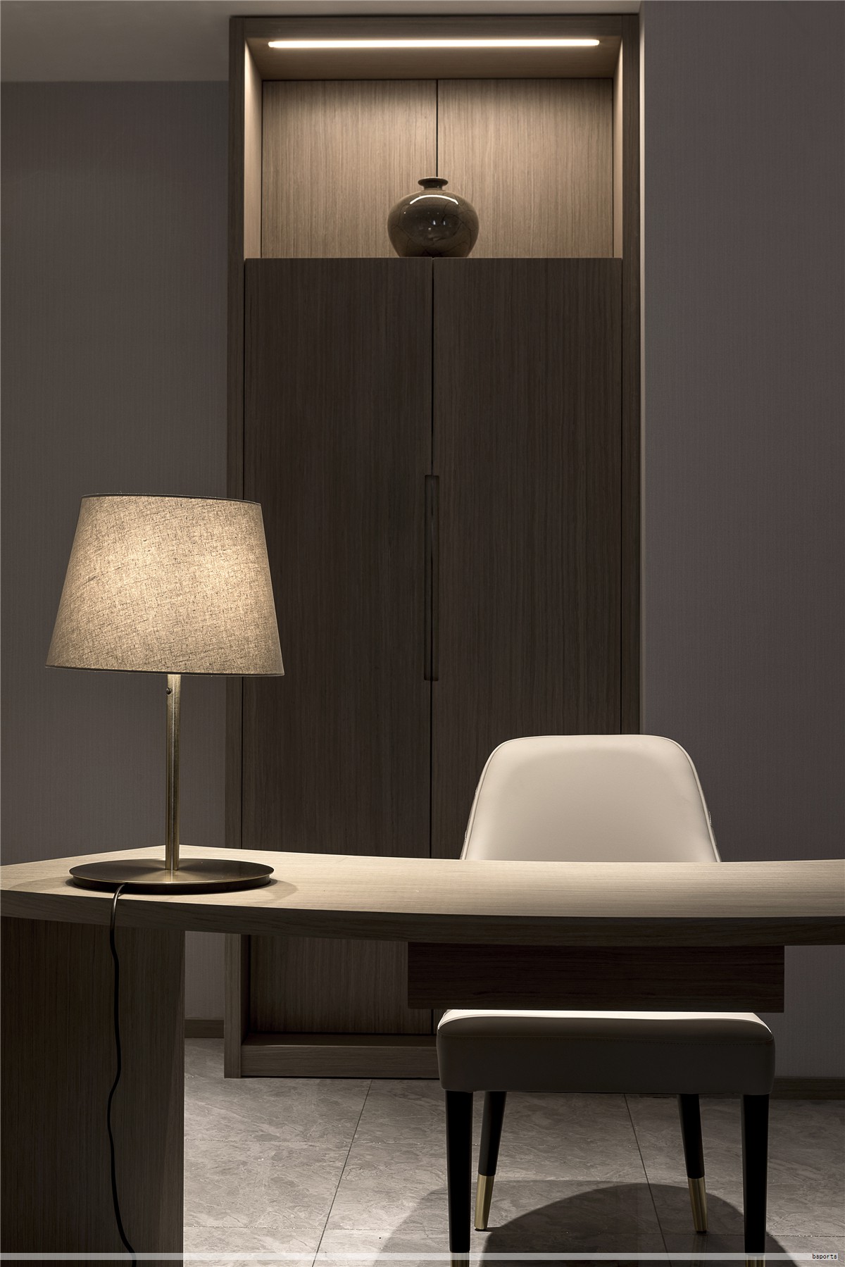 以回归产品本身、追求内在品质为核心的红贝尔酒店家具，在产品研发、设计、品质管理、原材料采购等全生命周期环节持续优化，全面提升产品的性价比。为此，重视引进优质人才与先进设备，建立完善的科学管理体系，使产品更稳定、健康、环保，款式更具时尚感。公司已引进德国、意大利及国内的先进设备，拥有技艺高超、经验丰富的专业设计团队，确保每一款产品都经得起雕琢与呈现的精致。