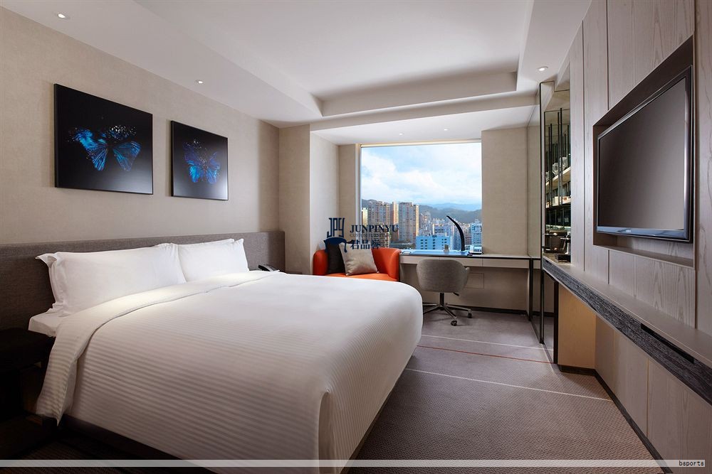 酒店装修的细节决定成败,设计应落到实处。除硬装外,软装饰品也是体现风格的重要手段,饰品的款式与摆放方式需在方案阶段就明确,避免装修完成后再调整摆放思路。 酒店装修的细节决定成败,设计应落到实处。除硬装外,软装饰品也是体现风格的重要手段,饰品的款式与摆放方式需在方案阶段就明确,避免装修完成后再调整摆放思路。