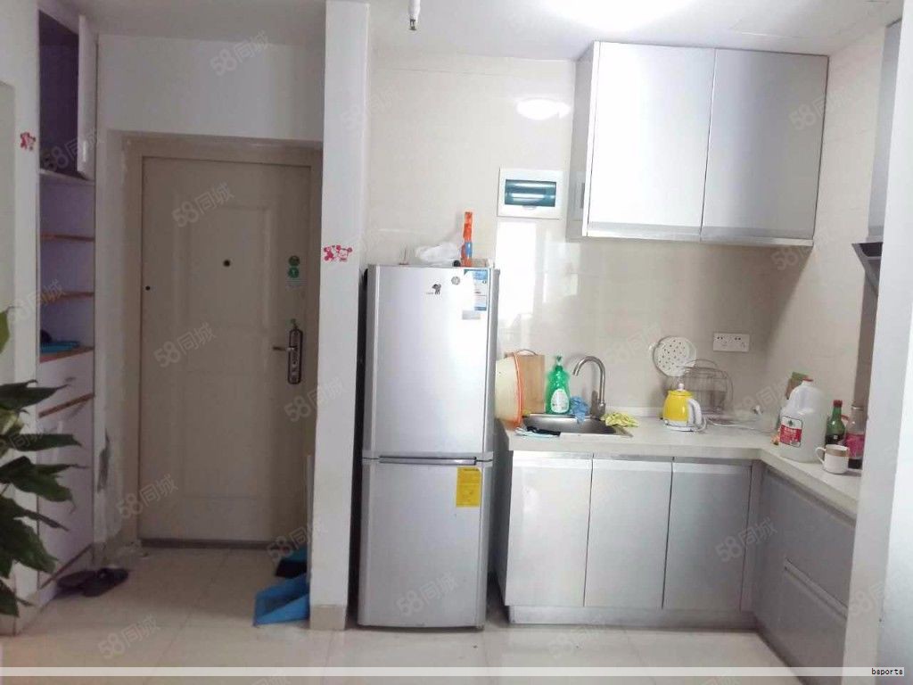 2025年，新中式风格持续走热，黑胡桃木材质的贵妃椅与美人榻在办公室、酒店与民宿空间中备受青睐。本文从风格搭配、材质特性、空间适应性和性价比等维度，系统解析选购要点，帮助你在实际场景中实现优雅与实用并存。