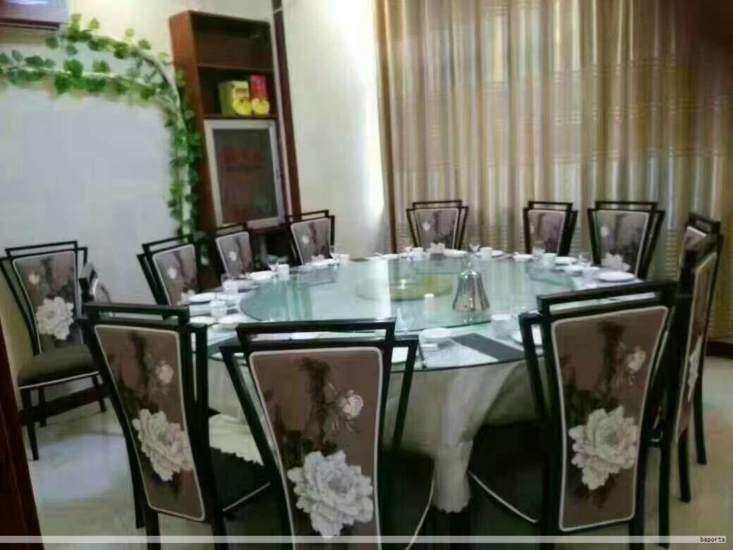 安缦酒店以天然温馨的氛围著称，强调在环境优美、雅致的地点打造私密度假胜地，提供低调而精致的奢华体验。品牌名 Aman 在梵语里寓意和平与安静，创始人为 Adri an Zecha，初衷是让客人在自然与人文之间获得舒适、放松的度假感受。每一家安缦的风格各异，却共同传递一种含蓄与高水准的服务态度，追求“自然、雅致、贴近当地”的住宿体验。