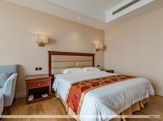 在民宿与精品酒店的筹备阶段，酒店套房家具定制是决定空间质感与客户体验的关键环节。高品质的定制不仅能彰显品牌气质，还能提升入住转化率。随着审美升级，侘寂风与新中式成为两大热门风格，但在选择时常会出现“外观好看却不实用”的误区。下面从风格核心、定制要点与避坑技巧三个维度，梳理酒店套房家具定制的思路。