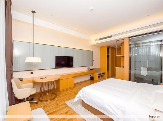 随着物质生活水平提升和精神追求的多样化，旅行成为居民日常生活的重要娱乐方式，也为民宿行业带来广阔的发展空间。然而大量民宿同质化问题凸显，家具设计缺乏地域特色，居住体验难以凸显当地文化底蕴，不利于游客的深度体验与民俗传承。