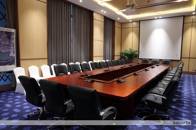 导语：日常用餐既可能在家进行，也会因便利性而通过线上平台下单，比如各类外卖系统。无论是连锁快餐的高流量环境，还是酒店餐厅的高端场景，桌椅设计都在不断演变。快餐店往往选择长度较长、宽度相对窄的桌椅组合，以提升出入与清洁的效率；而高档场所的桌椅则更加注重美观与精致的细节。