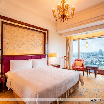 1. Punta Caliza Hotel，墨西哥，设计：Estudio Macias Peredo。灵感源自古老玛雅建筑，核心特色是在一座浅水的三角形泳池周围布局，让酒店仿佛坐落在水面之上。共12间客房；每栋建筑都采用独特的茅草屋顶，色调与天然木门呼应，呈现乡村茅草屋的质朴气息。