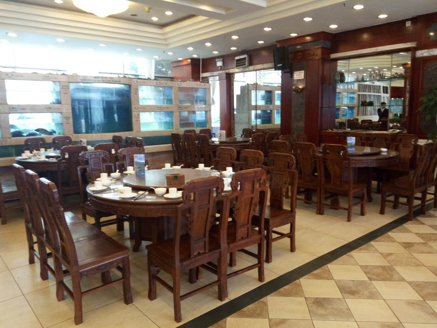 其中最经典最热门的有:一喜盈门、生财有道、月亮湾的笑声、咱们的牛百岁、迷人的乐队、稻草人、回头一笑、笑破情网、我的美国舅舅、神勇三蛟龙、回到未来、等等