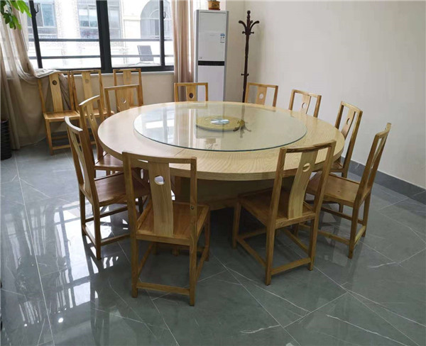 我们反复推敲每一个接触点的细节：将书桌高度精细控制在74.5厘米以确保比较好坐姿