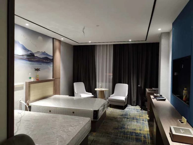 实木家具使用微湿纯棉抹布擦拭