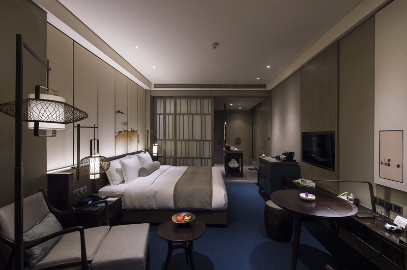 例如床的高度适中以利于睡眠；椅子靠背和座垫符合曲线.材料选择与质量保障：选用耐用且环保的材料如实木或金属框架搭配软包覆面以提升使用寿命与安全性能同时注重材料的质感以满足视觉享受及触感舒适度要求避免尖锐边角设计防止意外伤害发生并易于清洁维护延长使用寿命降低成本支出提高经济效益和社会效益水平