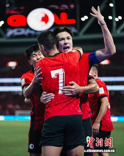 新加坡下半场完成逆转，以2-1击败中国香港，晋