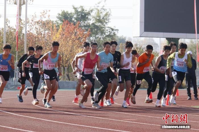 2025年青海省田径锦标赛在贵德开赛 谢日南夺得少