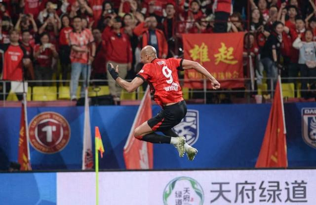 成都蓉城5-1大胜青岛西海岸 席尔瓦费利佩双星闪