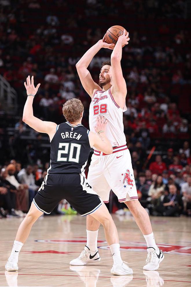 火箭谢泼德三分创生涯纪录 四连胜反超森林狼升