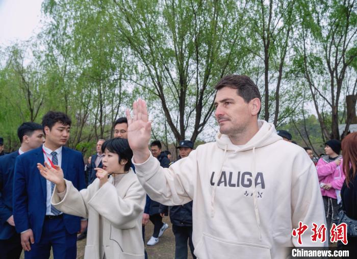 西班牙球星访华谈青训：长期坚持方能铸就足球