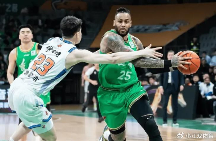 辽宁男篮主场力克新疆，莫兰德鄢手骐联手轰出