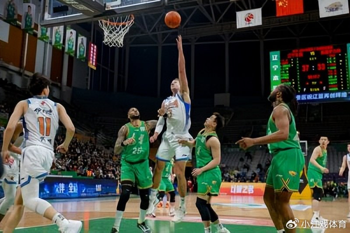 辽宁男篮主场力克新疆，莫兰德鄢手骐联手轰出