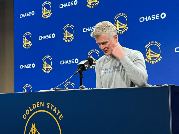 勇士主帅科尔确认库里将出战湖人 波尔津吉斯健